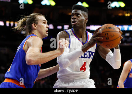 20 mars 2015 : Philadelphia 76ers center Nerlens Noel (4) dans une action contre les Knicks de New York l'avant Lou Amundson (21) au cours de la NBA match entre les New York Knicks et les Philadelphia 76ers au Wells Fargo Center de Philadelphie, Pennsylvanie. Les Philadelphia 76ers a gagné 97-81. Banque D'Images