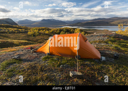 Tente dans paysage d'automne, Laponie, Suède Banque D'Images