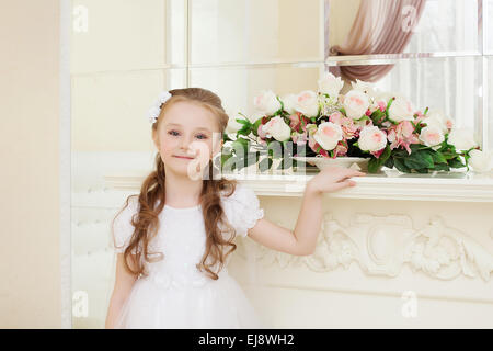 Smiling curly girl posing looking at camera Banque D'Images