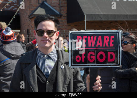 Detroit, Michigan, USA. 22 mars, 2015. La Marche du Nain rouge célèbre la venue du printemps et bannit l'Nain rouge (Red Dwarf) à partir de la ville. Légende datant de la fondation de Détroit en 1701 dit que le Nain rouge est un mauvais esprit responsable de bien des maux qui hantent le lieu. L'événement annuel à conduire le nain de Detroit a maintenant la sensation de Mardi Gras, avec un défilé, théâtre de rue, des costumes et des aliments et boissons. Crédit : Jim West/Alamy Live News Banque D'Images