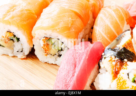 Sushi sur bois close up Banque D'Images