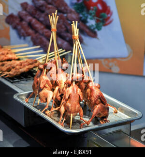 L'alimentation traditionnelle chinoise - poulet frit sur des bâtons Banque D'Images