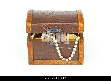 Coffre au Trésor s'ouvrit avec bracelet, perles et pièces against white background Banque D'Images