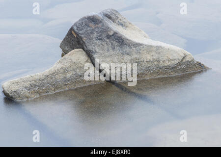 Les pierres dans un lac, montagne Kebnekaise, Laponie Banque D'Images