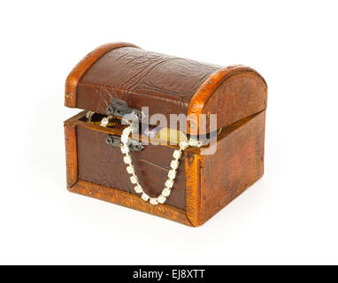 Coffre au Trésor fermé bracelet avec perles, pièces de monnaie et contre fond blanc Banque D'Images