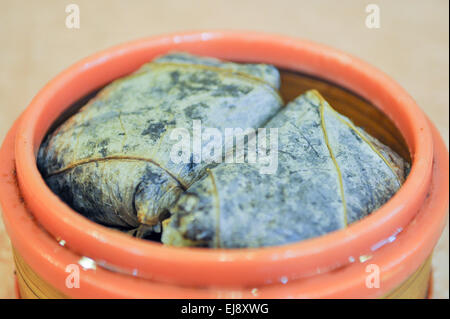 Le Zongzi - traditional Chinese dish with rice Banque D'Images