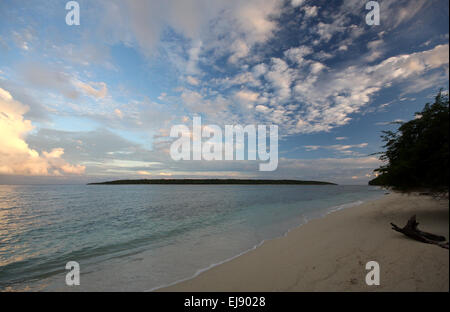 Valu Beach, donnant sur l'île de Jaco, Timor Leste Banque D'Images