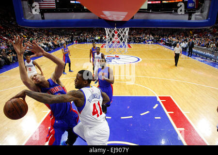 18 mars 2015 : Philadelphia 76ers l'avant Thomas Robinson (41) frappe la balle à l'avant par les Detroit Pistons Tayshaun Prince (22) au cours de la NBA match entre les Detroit pistons et les Philadelphia 76ers au Wells Fargo Center de Philadelphie, Pennsylvanie. Les Philadelphia 76ers a gagné 94-83. Banque D'Images