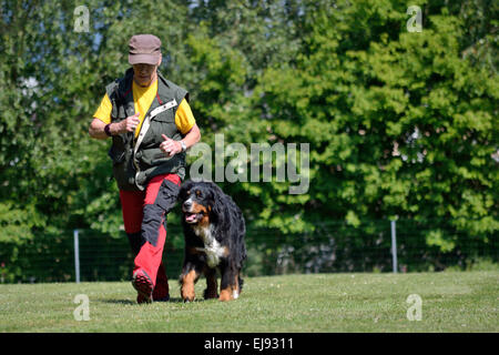 Propriétaire de chien à la formation de chien Banque D'Images