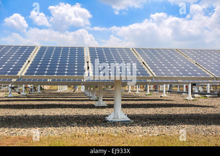 Panneaux solaires contre un ciel bleu Banque D'Images