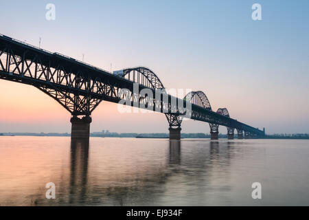 Le jiujiang bridge dans le coucher du soleil Banque D'Images