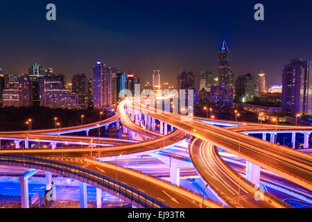 Ville moderne du trafic nocturne Banque D'Images