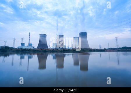 Centrale électrique au charbon à ciel nuageux Banque D'Images