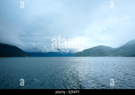 Vue d'été Hardangerfjord nuageux (Norvège) Banque D'Images