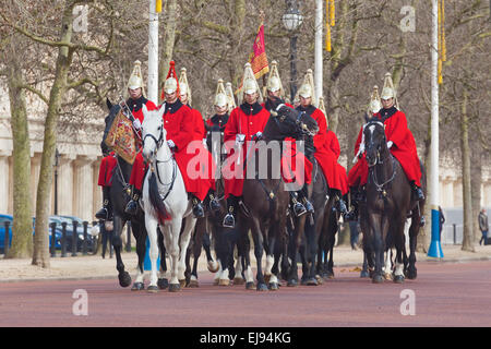 London, The Mall, un détachement de gardes de la vie de retour de relève de la garde à Horse Guards Parade Banque D'Images