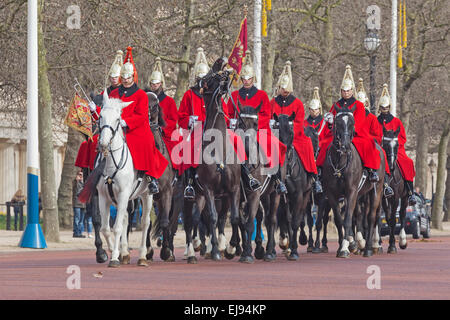 London, The Mall, un détachement de gardes de la vie de retour de relève de la garde à Horse Guards Parade Banque D'Images