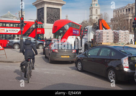 Londres, Trafalgar Square en fin de matinée, la congestion du trafic approchant l'engorgement Banque D'Images
