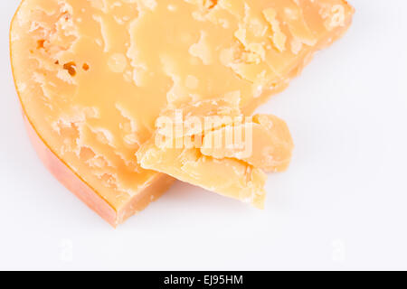 Morceau de vieux fromage sur une serviette, studio shot. Banque D'Images