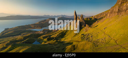 L'Aube à l'ancien homme de Storr, Trotternish Peninsula, Isle of Skye, Scotland, UK Banque D'Images