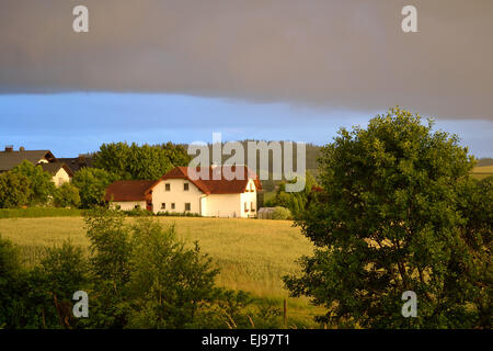 Paysage avec de gros nuages menaçant Banque D'Images