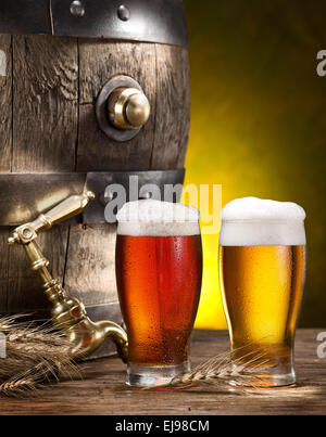 Still Life : broche ancienne en bois de la bière, verre de bière et le blé sur la table dans la cave. Banque D'Images