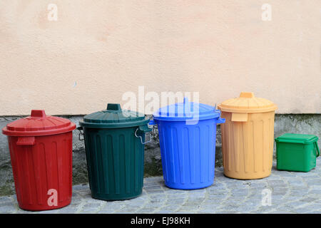 Poubelles dans les différentes couleurs Banque D'Images