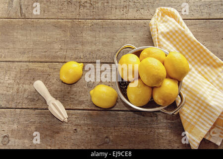 Citrons frais sur le comptoir de bois haut Banque D'Images