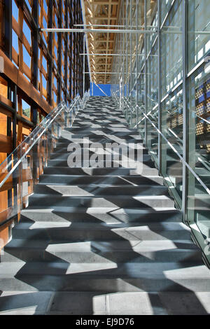 Escalier, Aspen Art Museum (par l'Architecte Shigeru Ban), Aspen, Colorado USA Banque D'Images