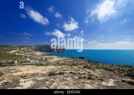 Fenêtre d'azur sur le littoral près de l'île de Gozo Banque D'Images