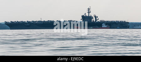 Stokes Bay, Hampshire, Royaume-Uni. 23 mars, 2015. USS Theodore Roosevelt. Le porte-avions transportant plus de 5 000 marins sont arrivés dans le Solent. Le navire a été ancré à Stokes Bay parce qu'il est trop gros pour accoster à Portsmouth, base de la Royal Navy. Crédit : Paul Chambers/Alamy Live News Banque D'Images