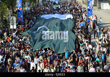 Lahore. Mar 23, 2015. Peuple Pakistanais assister à la parade de la fête nationale dans l'est de Lahore au Pakistan le 23 mars 2015. Le Pakistan est célébrée chaque année le 23 mars pour marquer l'adoption d'une résolution qui demande l'établissement d'un foyer pour les musulmans de l'Inde britannique le même jour en 1940. © Jamil Ahmed/Xinhua/Alamy Live News Banque D'Images