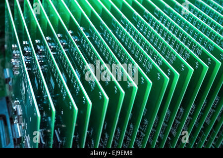 Une rangée de carte de circuit imprimé verte Banque D'Images