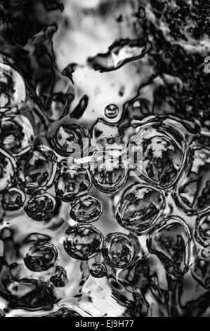 Les bulles dans l'eau-black Banque D'Images
