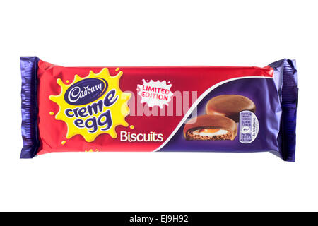 Un paquet de limited edition cadbury creme egg biscuits isolé sur fond blanc Banque D'Images