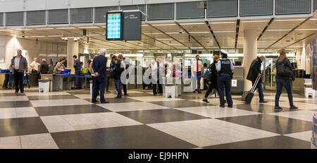 File d'attente pour la sécurité à l'Aéroport International de Munich, Allemagne Banque D'Images