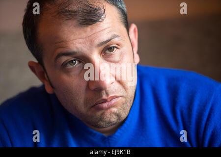 Berlin, Allemagne. Mar 22, 2015. Raed Al-Saleh (r), chef de la République siège de casques blancs (Syrie), des commentaires sur le travail de la République de casques blancs, une organisation d'aide médicale à partir de la Syrie à Berlin, Allemagne, 22 mars 2015. Photo : Bernd von Jutrczenka/dpa/Alamy Live News Banque D'Images