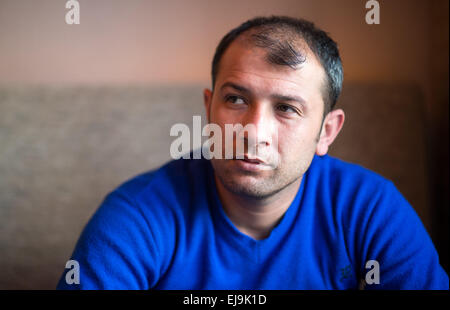 Berlin, Allemagne. Mar 22, 2015. Raed Al-Saleh (r), chef de la République siège de casques blancs (Syrie), des commentaires sur le travail de la République de casques blancs, une organisation d'aide médicale à partir de la Syrie à Berlin, Allemagne, 22 mars 2015. Photo : Bernd von Jutrczenka/dpa/Alamy Live News Banque D'Images