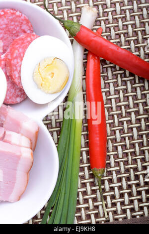 Salami avec des morceaux de poivron rouge et fromage Banque D'Images