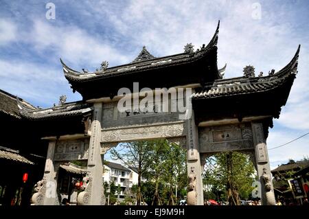 Jie Zi, ville ancienne, Chine : la porte de cérémonie avec le vol. eaved les toits et les animaux sculptés accueille les visiteurs de la ville historique Banque D'Images