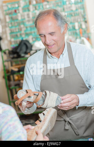 Man making clés de remplacement Banque D'Images