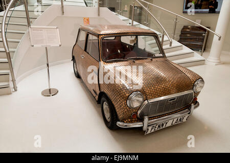 ' ' Voiture Mini Penny, couverts de vieux sous noirs, probablement liées à la chanson des Beatles ' Alice', pour la vente aux enchères, UK Banque D'Images