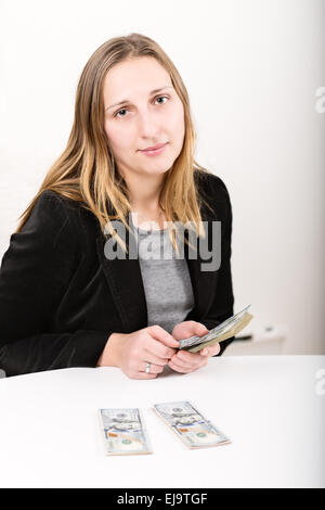 Jeune femme de l'argent comptant Banque D'Images