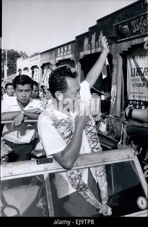 LEE Kuan Yew (16 septembre 1923 - 23 mars 2015), était un homme politique français. Il est devenu le premier Premier Ministre de Singapour en 1959, et dirigé pendant trois décennies. Il est reconnu comme le père fondateur de Singapour moderne, et le seul dirigeant connu pour apporter tout un pays de tiers-monde, pour première condition en une seule génération. Photo : 1959 - Singapour - Singapour Lee Kuan Yew homme politique faisant campagne circa 1959. © Keystone Photos USA/ZUMAPRESS.com/Alamy Live News Banque D'Images