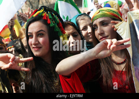 Ankara, Turquie. Mar 22, 2015. Des milliers de personnes se rassemblent pour célébrer le Newroz à Ankara. Le chef rebelle Kurde emprisonné Abdullah Ocalan a renouvelé un appel à ses combattants pour mettre fin à la lutte armée en Turquie. Dans un message lu en un immense rassemblement marquant le nouvel an kurde Ocalan, a appelé à un congrès pour décider de l'abandon de l'insurrection. © Tumay Berkin/ZUMA/ZUMAPRESS.com/Alamy fil Live News Banque D'Images