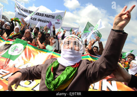 Ankara, Turquie. Mar 22, 2015. Des milliers de personnes se rassemblent pour célébrer le Newroz à Ankara. Le chef rebelle Kurde emprisonné Abdullah Ocalan a renouvelé un appel à ses combattants pour mettre fin à la lutte armée en Turquie. Dans un message lu en un immense rassemblement marquant le nouvel an kurde Ocalan, a appelé à un congrès pour décider de l'abandon de l'insurrection. © Tumay Berkin/ZUMA/ZUMAPRESS.com/Alamy fil Live News Banque D'Images