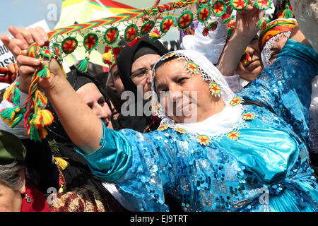 Ankara, Turquie. Mar 22, 2015. Des milliers de personnes se rassemblent pour célébrer le Newroz à Ankara. Le chef rebelle Kurde emprisonné Abdullah Ocalan a renouvelé un appel à ses combattants pour mettre fin à la lutte armée en Turquie. Dans un message lu en un immense rassemblement marquant le nouvel an kurde Ocalan, a appelé à un congrès pour décider de l'abandon de l'insurrection. © Tumay Berkin/ZUMA/ZUMAPRESS.com/Alamy fil Live News Banque D'Images