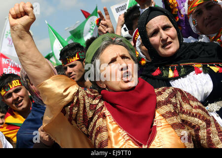 Ankara, Turquie. Mar 22, 2015. Des milliers de personnes se rassemblent pour célébrer le Newroz à Ankara. Le chef rebelle Kurde emprisonné Abdullah Ocalan a renouvelé un appel à ses combattants pour mettre fin à la lutte armée en Turquie. Dans un message lu en un immense rassemblement marquant le nouvel an kurde Ocalan, a appelé à un congrès pour décider de l'abandon de l'insurrection. © Tumay Berkin/ZUMA/ZUMAPRESS.com/Alamy fil Live News Banque D'Images