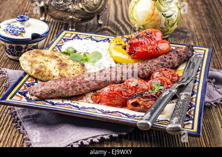 Kebab avec légumes grillés Banque D'Images