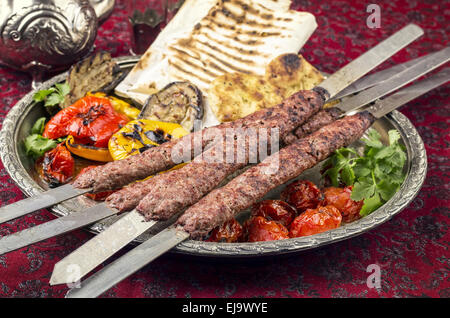 Kabab koobideh, légumes grillés Banque D'Images