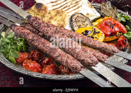 Kabab koubideh avec légumes grillés Banque D'Images